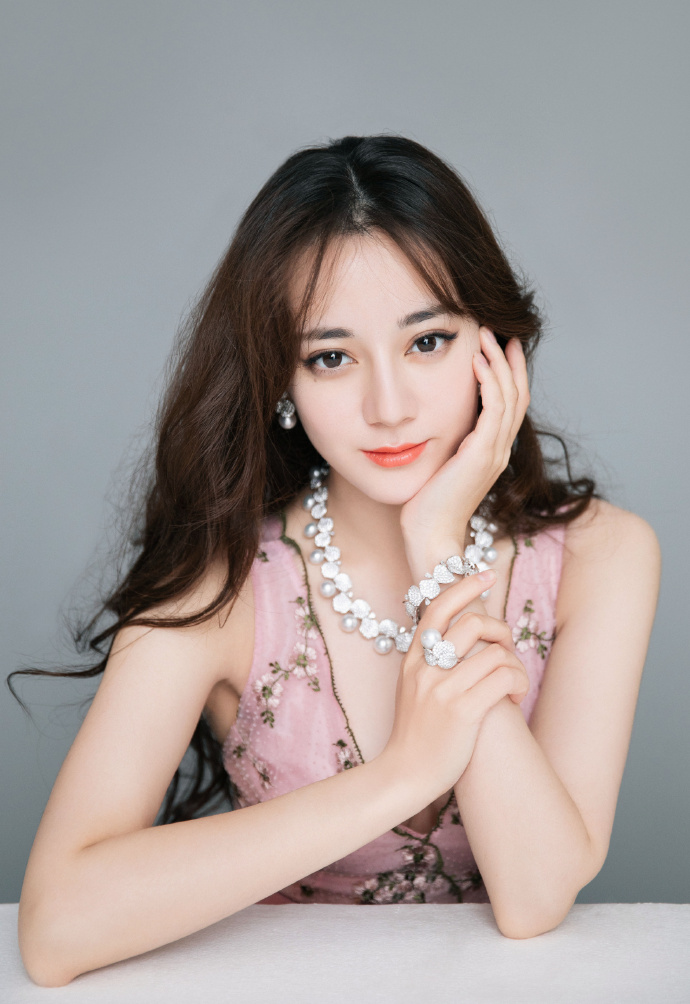 『40』岁当县长的靳东(受贿细)节：100万现金藏床底