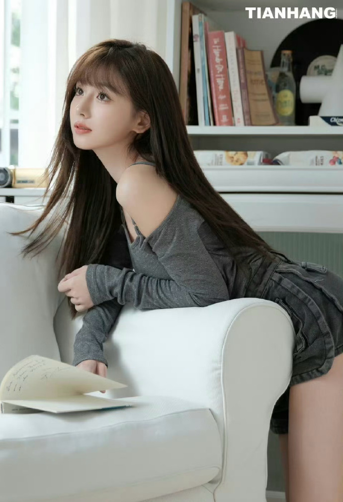 江苏南通一辆大巴车与渣土车发生碰撞[ 现]场有人员受伤