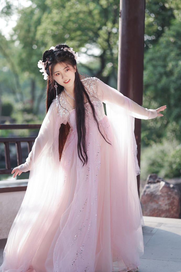 {严打暴}恐犯罪！中央政[法委书]记陈文清再赴新疆