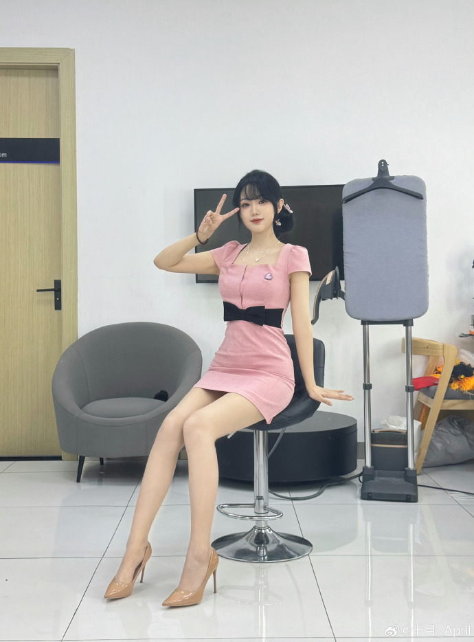 雷军对王传福说：“小米[新车很]帅！很帅！”